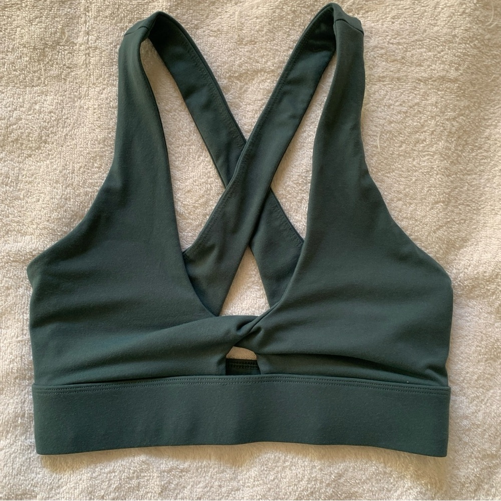 Fabletics Women's Oasis Twist Medium Impact Sports Bra LC7 - X Small *No padding